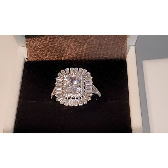 Gorgeous 3 Ct. Emerald & Baguette Sim Diamond Bridal/Engagement Ring Sz 8 - Picture 2 of 3